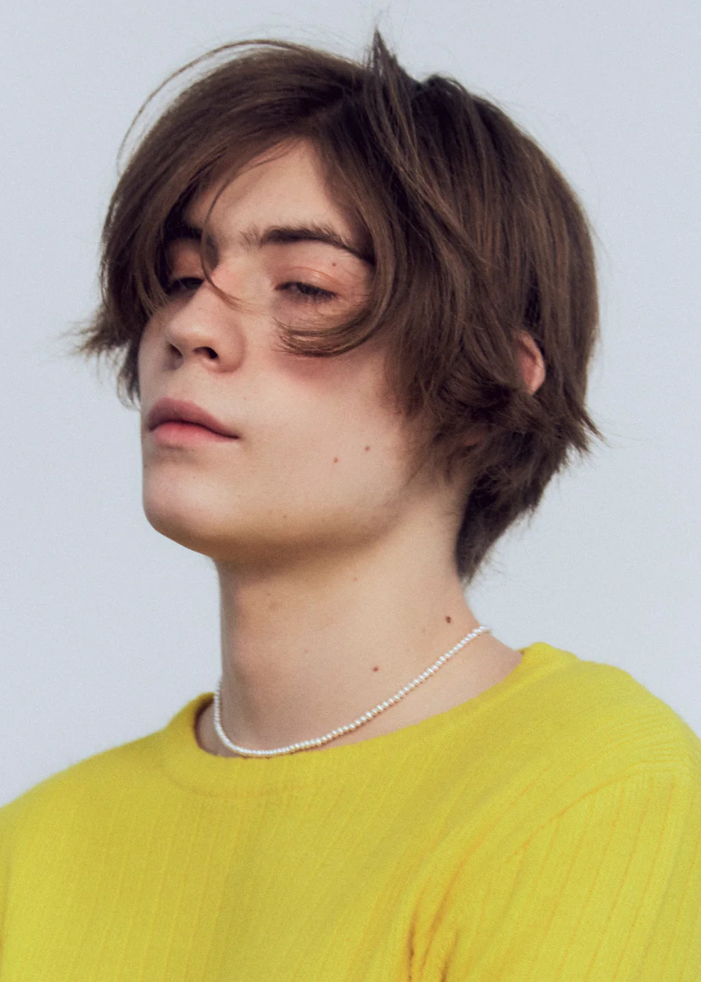 Pearl choker with a 18K gold vermeil volume clasp.