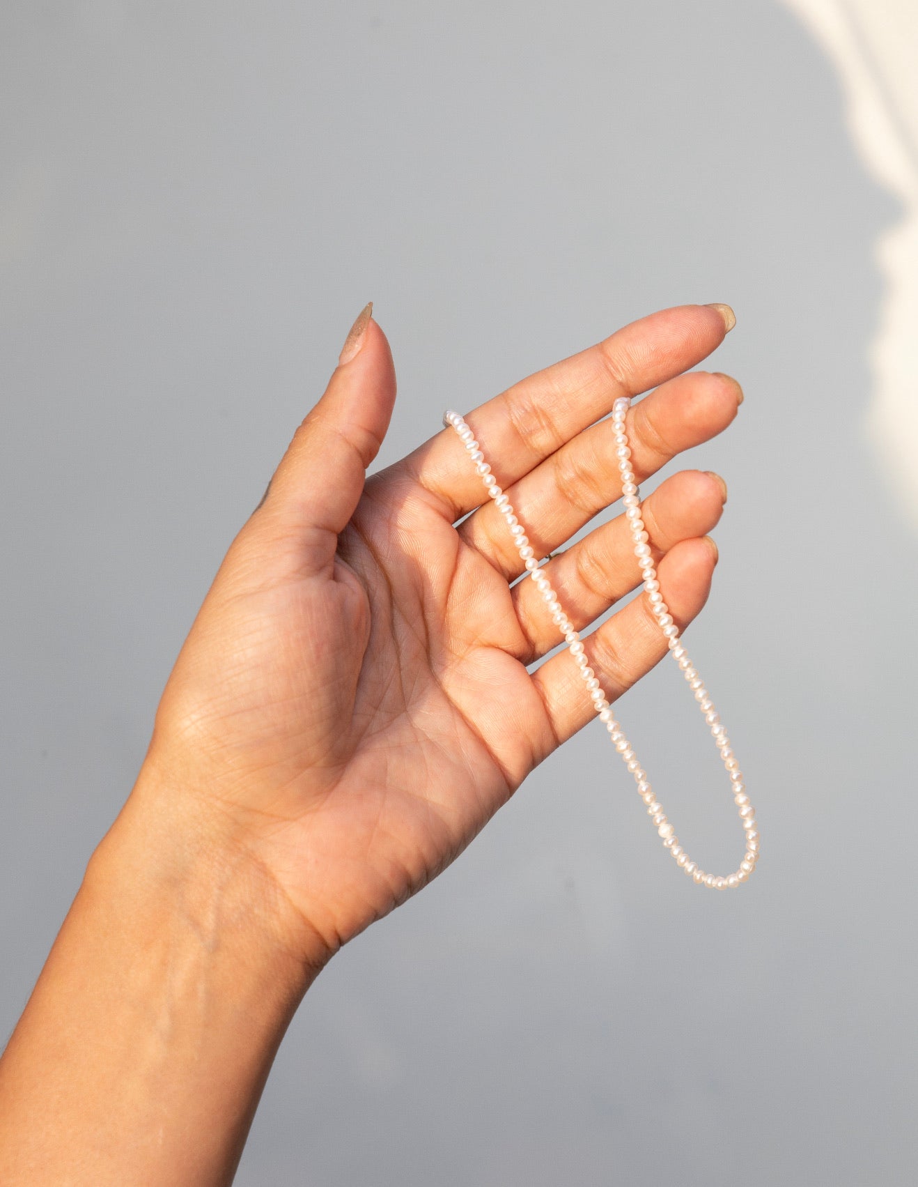 Pearl choker with a 18K gold vermeil volume clasp.
