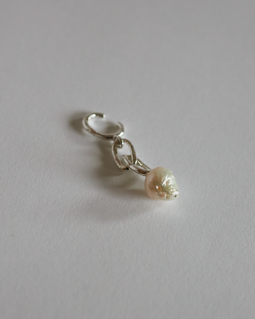 Pendulum Ear Cuff - Kasumiga Baroque Pearl