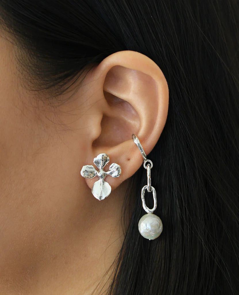 Pendulum Ear Cuff - Kasumiga Baroque Pearl