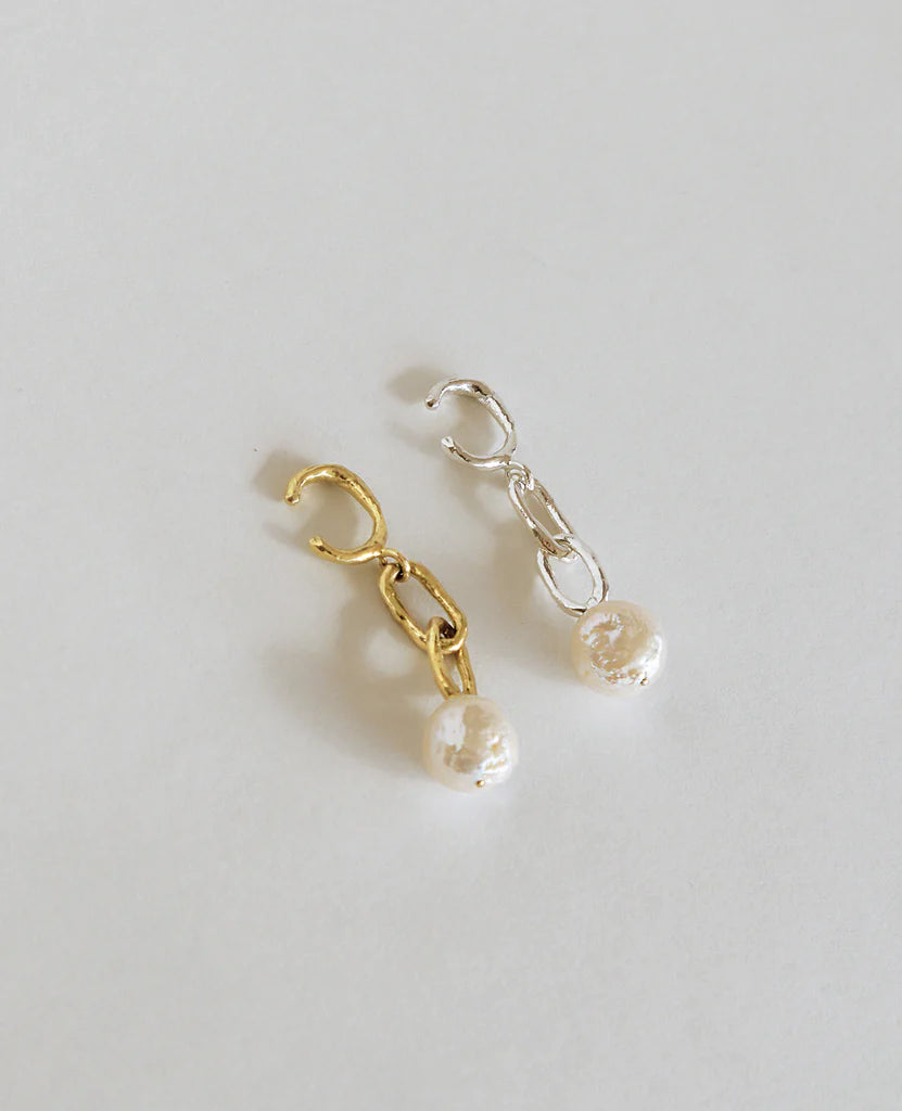 Pendulum Ear Cuff - Kasumiga Baroque Pearl