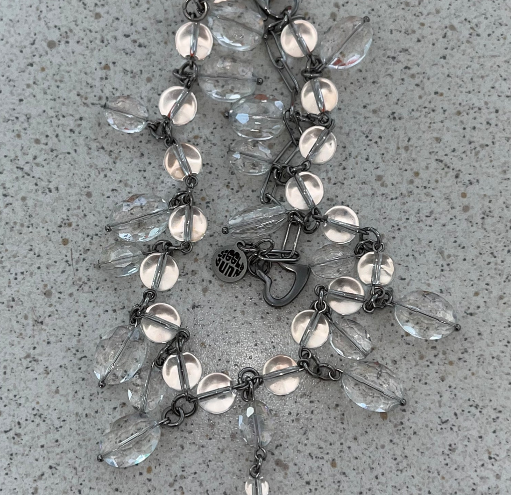 Choker necklace with alternating transparent circular beads and oblong pendants with silver coloured finishings