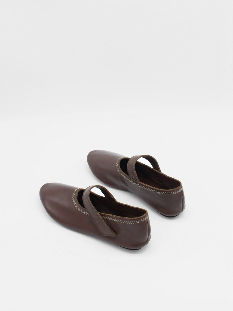 About Arianne Unlined flat mary-jane made of dark brown lamb nappa leather with a shiny finish and stitching details. 