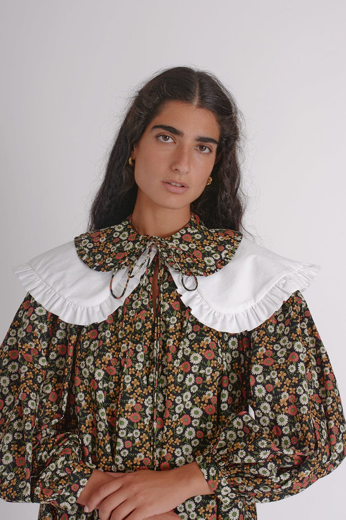  collar in floral cotton is a small detachable round collar with frills that ties neatly in a bow at the front.