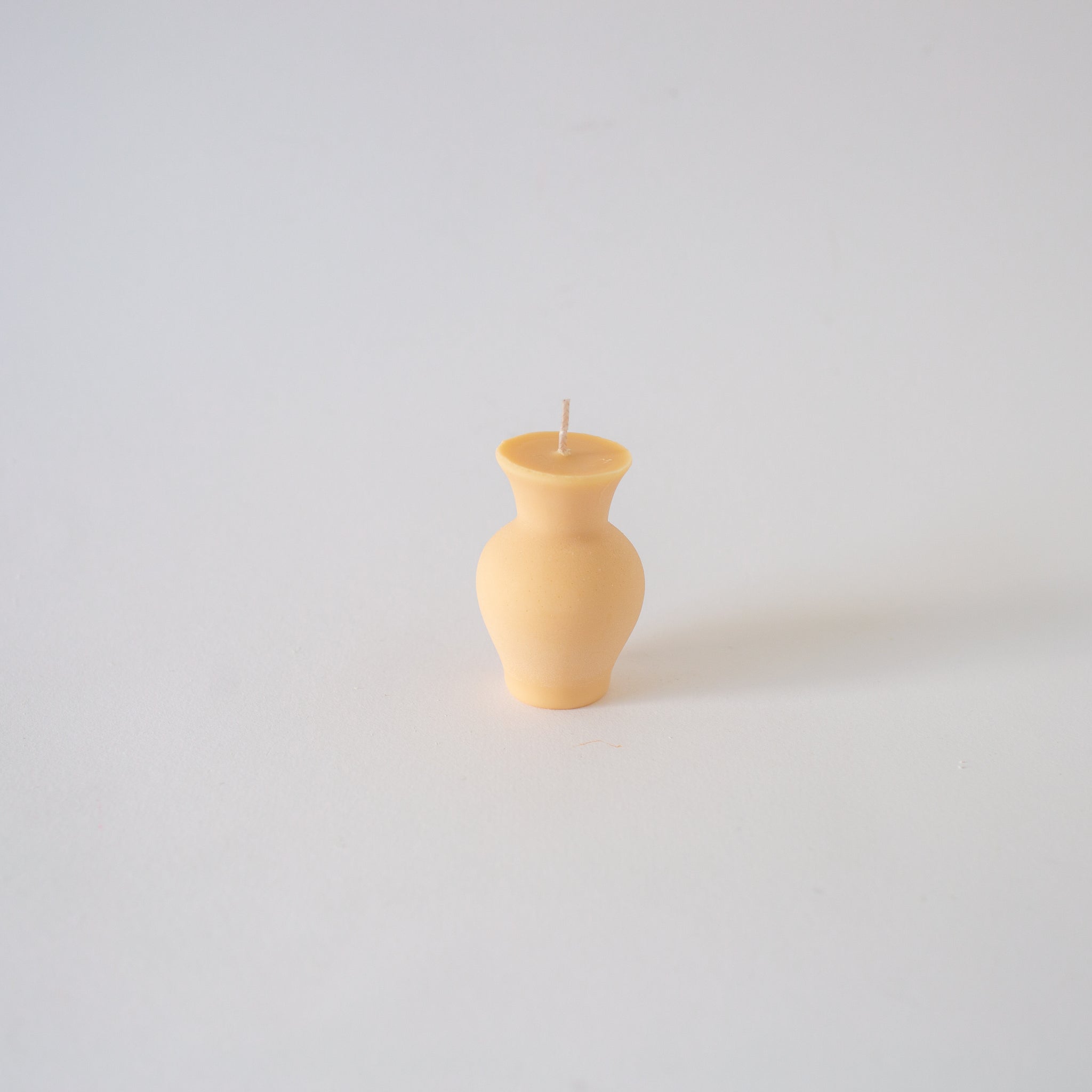 Nata Concept Iris soy Candle in Peach. Available at EASE Toronto. 