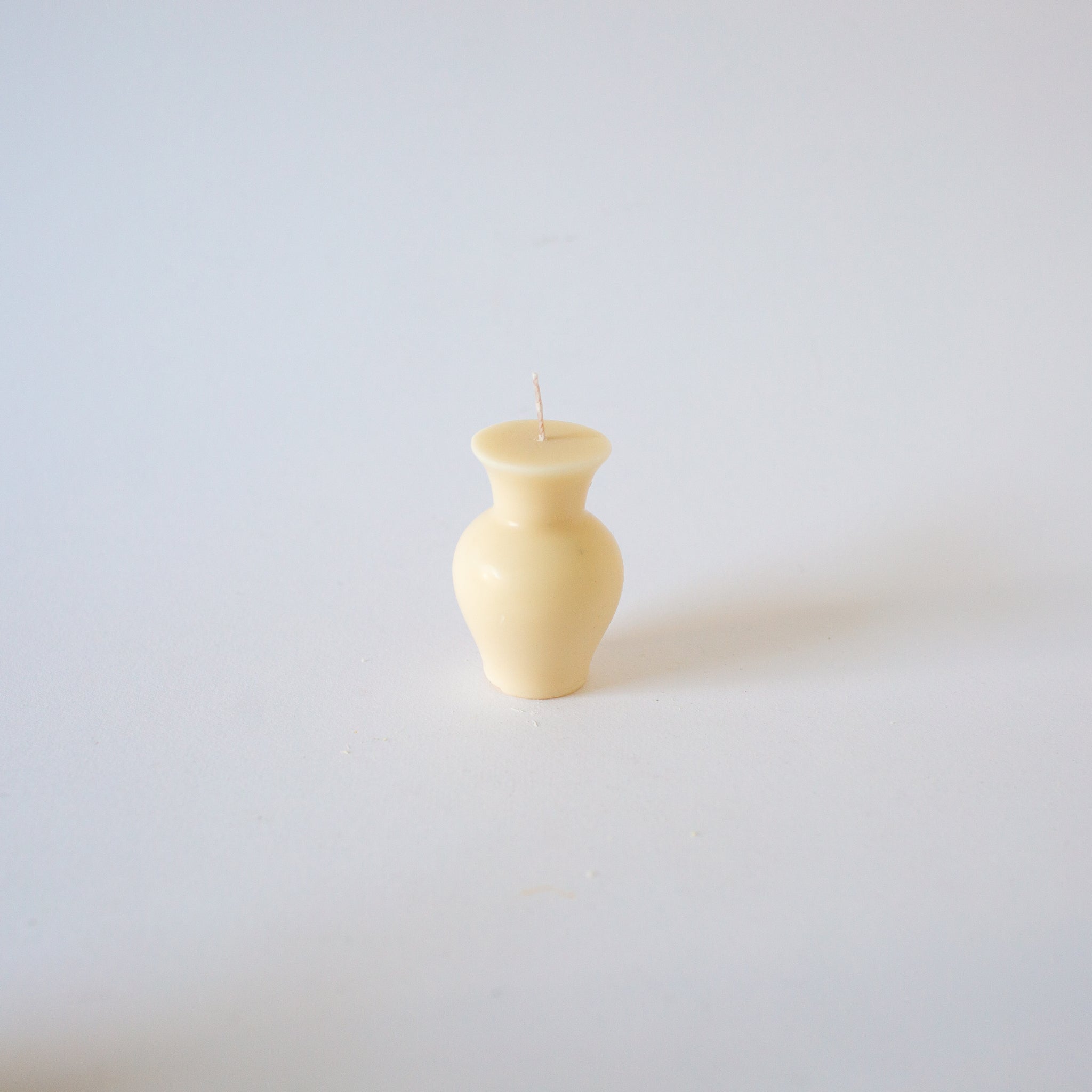 Nata Concept Iris soy Candle in Cream. Available at EASE Toronto. 