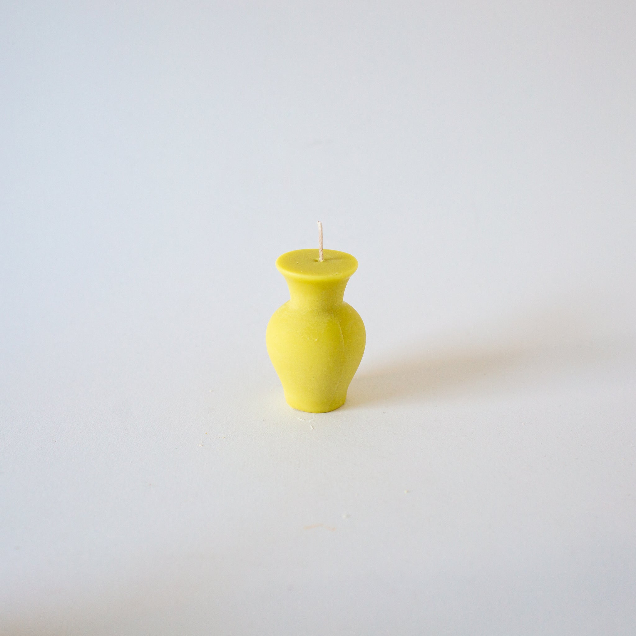 Nata Concept Iris soy Candle in Lime. Available at EASE Toronto. 