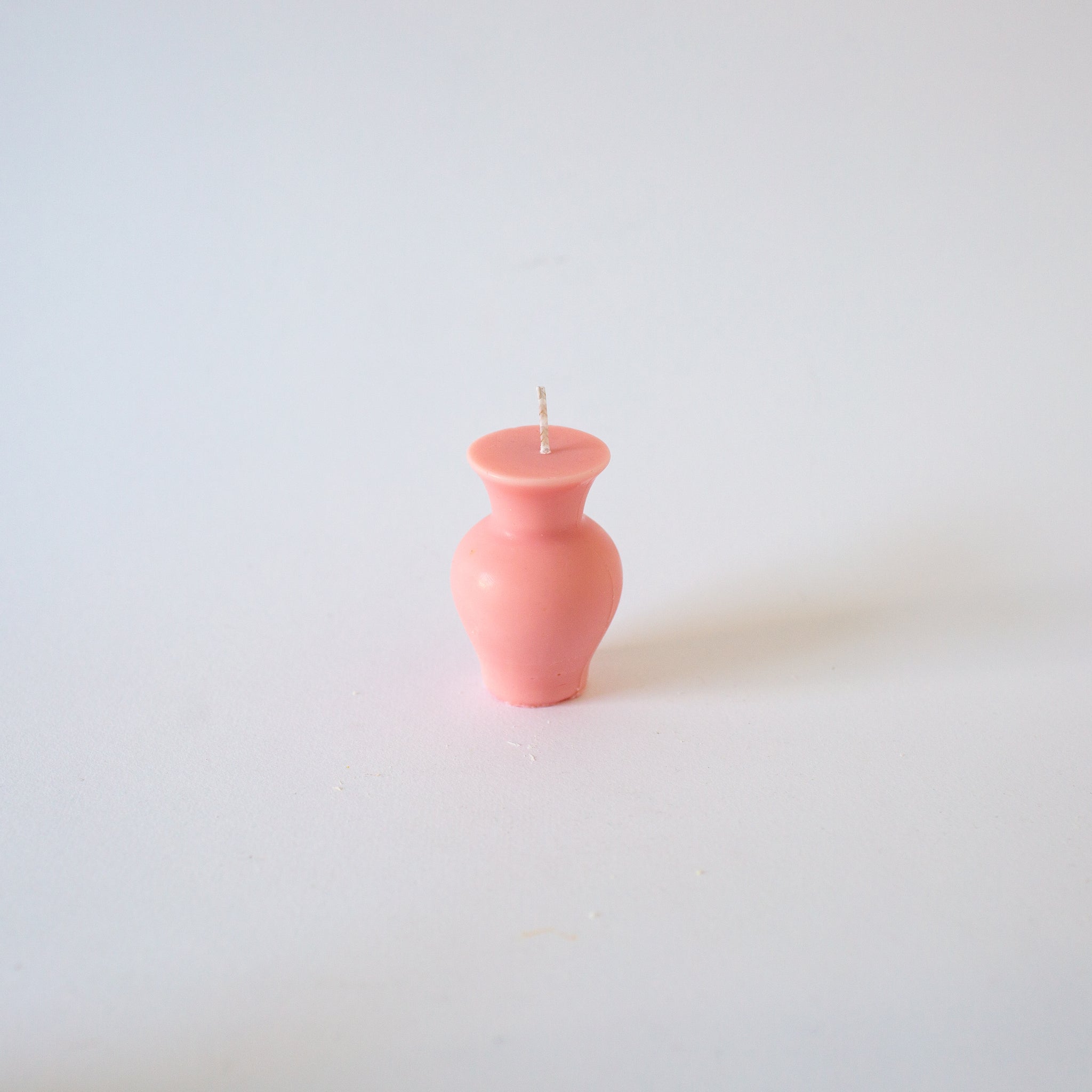 Nata Concept Iris soy Candle in Baby Pink. Available at EASE Toronto. 