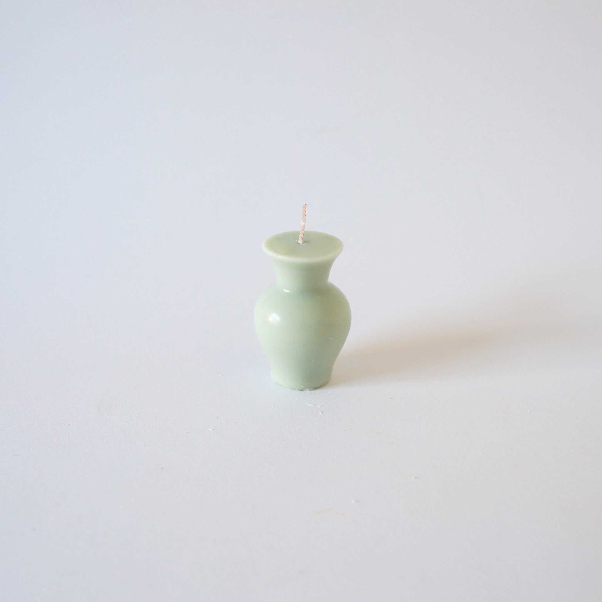 Nata Concept Iris soy Candle in Baby Blue. Available at EASE Toronto. 