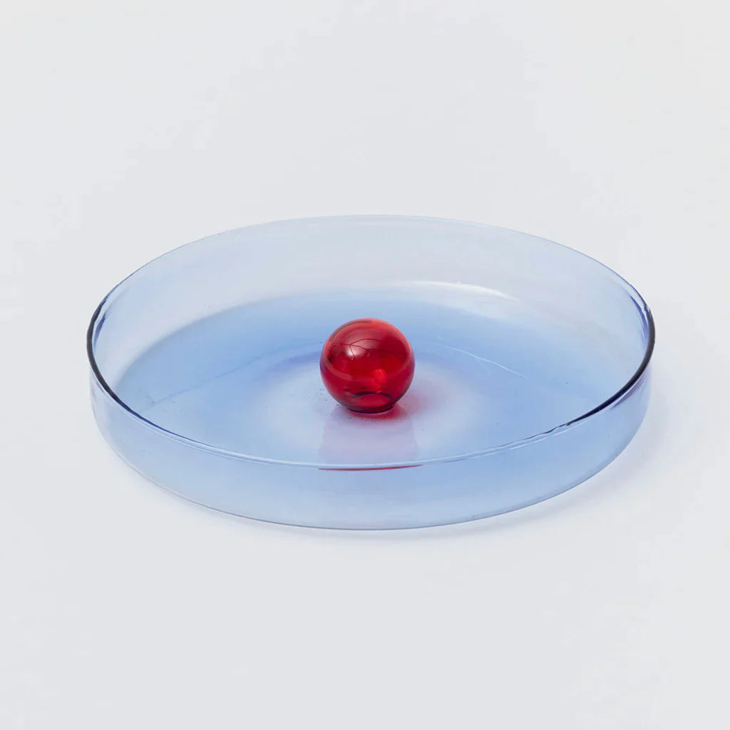 Handmade borosilicate glass dish available in 2 sizes. Perfect for the dining table, desk or bedside, our food-grade dish features a playful bubble around which to arrange snacks, stationery or jewellery.