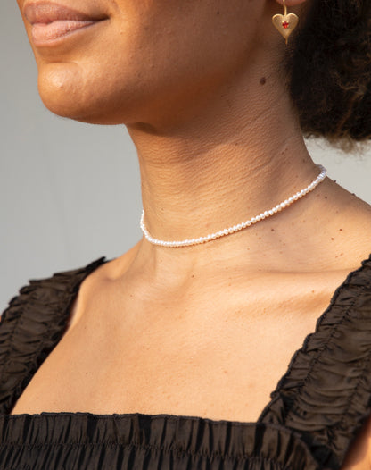 Pearl choker with a 18K gold vermeil volume clasp.