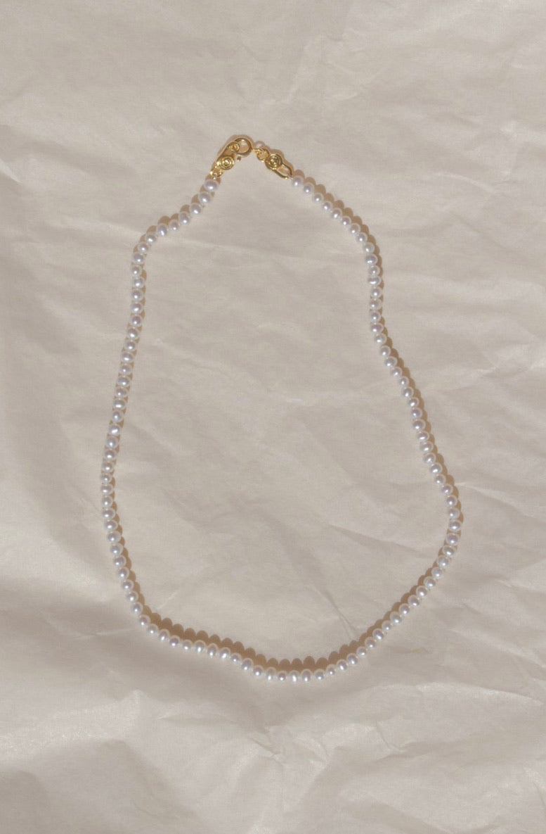 Pearl choker with a 18K gold vermeil volume clasp.
